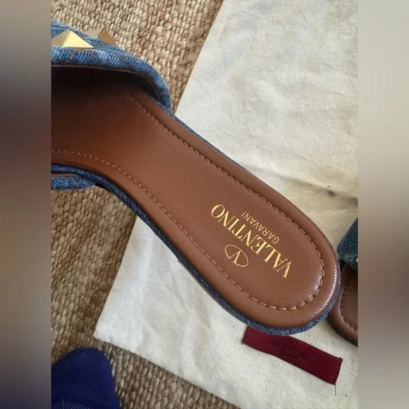 Valentino Garavani
Roman Stud
Matelassé Denim
Slide Sandal Size 39 1/2 - Picture 3 of 5